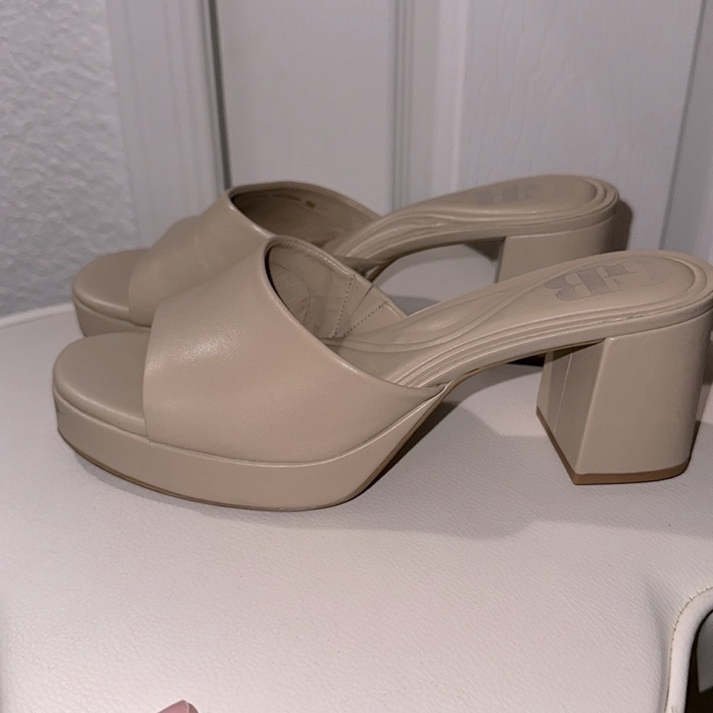 Gianni Bini Women’s chunky heels size 8. Super comfortable in great condition 👡